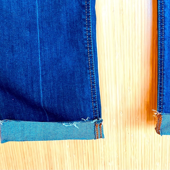 Straight-leg, stretchy, raw hem jeans. - Picture 4 of 4